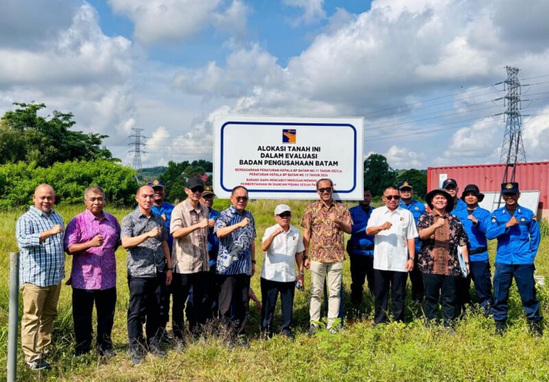 Deputi Bidang Pengelolaan Lahan, Pesisir, dan Reklamasi BP Batam, Syarlin Joyo, di salah satu titik pemasangan plang evaluasi alokasi tanah. Foto: INIKEPRI.COM/BP Batam 