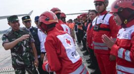 Panglima TNI Jenderal TNI Agus Subiyanto (kiri) bersama Menkes Budi Gunadi Sadikin (kedua kiri) menyalami personel PMI saat mengikuti Apel Pelepasan Bantuan ke Myanmar di Lanud Halim Perdanakusuma, Jakarta, Kamis (3/4/ 2025). Foto: Antara/Galih Pradipta