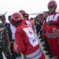 Panglima TNI Jenderal TNI Agus Subiyanto (kiri) bersama Menkes Budi Gunadi Sadikin (kedua kiri) menyalami personel PMI saat mengikuti Apel Pelepasan Bantuan ke Myanmar di Lanud Halim Perdanakusuma, Jakarta, Kamis (3/4/ 2025). Foto: Antara/Galih Pradipta