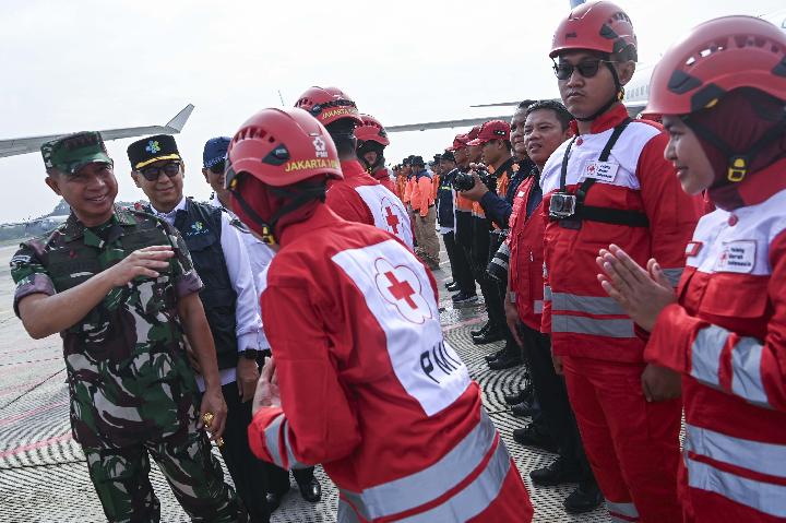 Panglima TNI Jenderal TNI Agus Subiyanto (kiri) bersama Menkes Budi Gunadi Sadikin (kedua kiri) menyalami personel PMI saat mengikuti Apel Pelepasan Bantuan ke Myanmar di Lanud Halim Perdanakusuma, Jakarta, Kamis (3/4/ 2025). Foto: Antara/Galih Pradipta