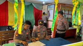 Kapolsek Singkep Barat, IPTU Henry Gunawan, selaku Perwira Pengendali (Padal Wil) Wilayah Singkep Barat, melakukan pengecekan langsung ke Pos Pelayanan di Pelabuhan Jagoh, Kabupaten Lingga, Rabu (2/4/2025). Foto: INIKEPRI.COM
