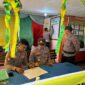 Kapolsek Singkep Barat, IPTU Henry Gunawan, selaku Perwira Pengendali (Padal Wil) Wilayah Singkep Barat, melakukan pengecekan langsung ke Pos Pelayanan di Pelabuhan Jagoh, Kabupaten Lingga, Rabu (2/4/2025). Foto: INIKEPRI.COM
