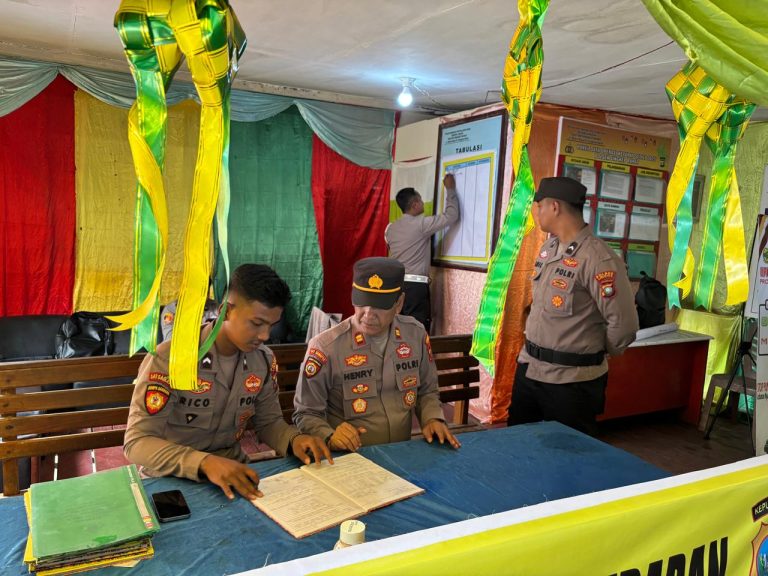 Kapolsek Singkep Barat, IPTU Henry Gunawan, selaku Perwira Pengendali (Padal Wil) Wilayah Singkep Barat, melakukan pengecekan langsung ke Pos Pelayanan di Pelabuhan Jagoh, Kabupaten Lingga, Rabu (2/4/2025). Foto: INIKEPRI.COM
