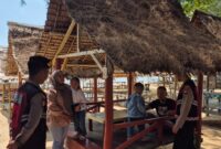 Personel Satuan Samapta Polres Lingga mengintensifkan patroli di berbagai objek wisata dalam rangka Operasi Ketupat Seligi 2025. Foto: INIKEPRI.COM