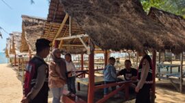 Personel Satuan Samapta Polres Lingga mengintensifkan patroli di berbagai objek wisata dalam rangka Operasi Ketupat Seligi 2025. Foto: INIKEPRI.COM