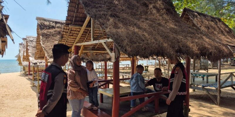 Personel Satuan Samapta Polres Lingga mengintensifkan patroli di berbagai objek wisata dalam rangka Operasi Ketupat Seligi 2025. Foto: INIKEPRI.COM