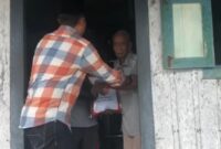 Sebagai wujud kepedulian terhadap sesama, Kapolres Lingga berbagi kebahagiaan dengan menyalurkan paket sembako kepada warga kurang mampu di Kecamatan Singkep. Foto: INIKEPRI.COM