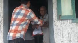 Sebagai wujud kepedulian terhadap sesama, Kapolres Lingga berbagi kebahagiaan dengan menyalurkan paket sembako kepada warga kurang mampu di Kecamatan Singkep. Foto: INIKEPRI.COM