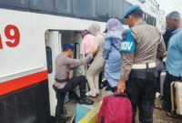 Satuan Polisi Air dan Udara (Satpolairud) Polres Lingga yang tergabung dalam Ops Ketupat Seligi 2025 memantau arus balik Pelabuhan Desa Jagoh, Kecamatan Singkep Barat. Senin (7 April 2025). Foto: INIKEPRI.COM