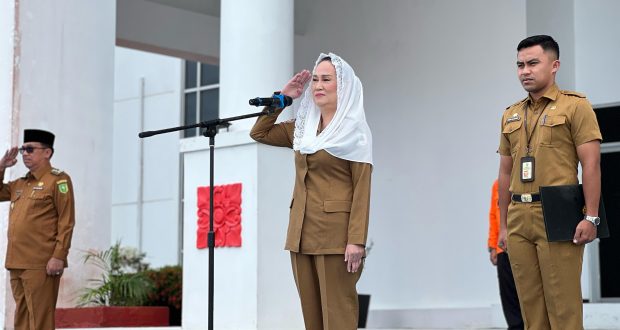 Bertempat di halaman Kantor Bupati Natuna, apel pagi dipimpin langsung Bupati Natuna, Cen Sui Lan sekaligus menjadi apel perdana bagi pasangan yang dilantik pada 20 Februari lalu. Foto: INIKEPRI.COM/NatunaKab 