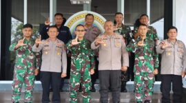 AKBP Pahala Martua Nababan, S.H., S.I.K., M.H., Kapolres Lingga, didampingi oleh para Pejabat Utama (PJU) Polres Lingga, melakukan kunjungan silaturahmi ke Markas Komando Pangkalan TNI Angkatan Laut (Lanal) Dabo Singkep, Kamis, 10 April 2025. Foto; INIKEPRI.COM