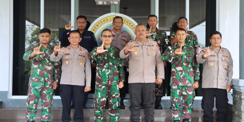 AKBP Pahala Martua Nababan, S.H., S.I.K., M.H., Kapolres Lingga, didampingi oleh para Pejabat Utama (PJU) Polres Lingga, melakukan kunjungan silaturahmi ke Markas Komando Pangkalan TNI Angkatan Laut (Lanal) Dabo Singkep, Kamis, 10 April 2025. Foto; INIKEPRI.COM