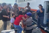 Satuan Polisi Perairan dan Udara (Satpolairud) Polres Lingga sigap membantu proses evakuasi seorang warga Dabo Singkep yang mengalami kondisi darurat kesehatan saat berada di Pelabuhan Jagoh, Sabtu, 12 April 2025. Foto: INIKEPRI.COM