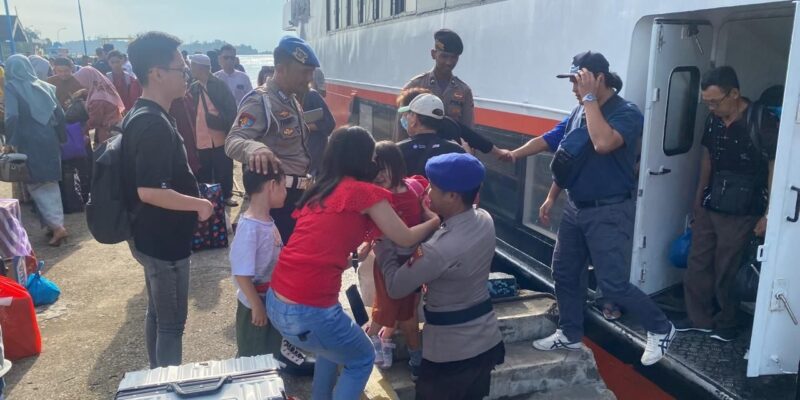 Satuan Polisi Perairan dan Udara (Satpolairud) Polres Lingga sigap membantu proses evakuasi seorang warga Dabo Singkep yang mengalami kondisi darurat kesehatan saat berada di Pelabuhan Jagoh, Sabtu, 12 April 2025. Foto: INIKEPRI.COM