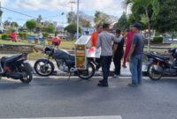Satuan Pembinaan Masyarakat (Satbinmas) Polres Lingga melalui Briptu Eko Daryanto, Banit Sat Binmas, meluncurkan program inovatif bertajuk “Kopi Keliling (KOLING) Gratis”, Sabtu (12/4/2025). Foto: INIKEPRI.COM