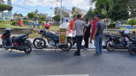 Satuan Pembinaan Masyarakat (Satbinmas) Polres Lingga melalui Briptu Eko Daryanto, Banit Sat Binmas, meluncurkan program inovatif bertajuk “Kopi Keliling (KOLING) Gratis”, Sabtu (12/4/2025). Foto: INIKEPRI.COM