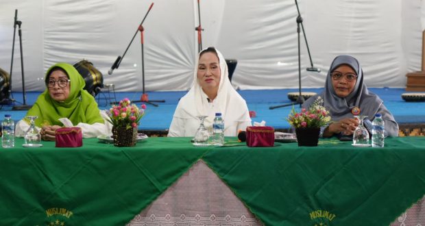 Bupati Natuna, Cen Sui Lan, menghadiri pertemuan rutin dan Halal Bihalal Gabungan Organisasi Wanita (GOW) Kabupaten Natuna yang digelar di Sisi Basisir, Jumat (19/4/2025). Foto: INIKEPRI.COM/NatunaKab 