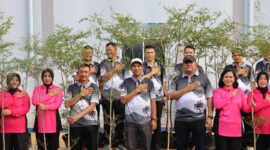 Polres Lingga Tanam 300 Pohon di Dabo Singkep. Foto: INIKEPRI.COM
