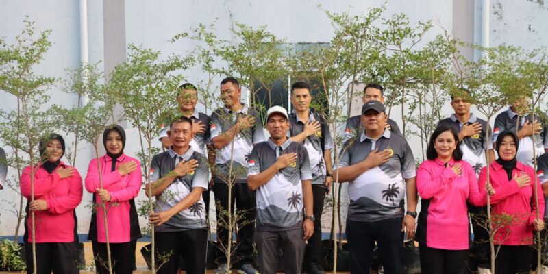 Polres Lingga Tanam 300 Pohon di Dabo Singkep. Foto: INIKEPRI.COM