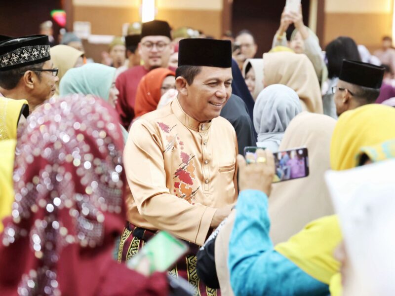 Gubernur Kepulauan Riau, H. Ansar Ahmad, secara langsung menghadiri acara Halal Bi Halal Pemerintah Provinsi Kepulauan Riau Bersama Masyarakat Kepri di Pekanbaru, Provinsi Riau, yang digelar khidmat di Aula Menara Dang Merdu BRK Syariah, Pekanbaru, Rabu malam (16/4). Foto: INIKEPRI.COM/Diskominfo Kepri