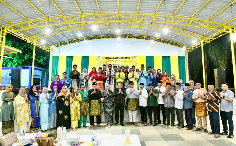 Gubernur Kepulauan Riau H. Ansar Ahmad menghadiri secara langsung Festival Lagu Hari Raya Idul Fitri yang diselenggarakan oleh Anugerah Entertainment di Taman Kota Kijang, Kabupaten Bintan, Jumat malam (4/4/2025). Foto: INIKEPRI.COM/Diskominfo Kepri