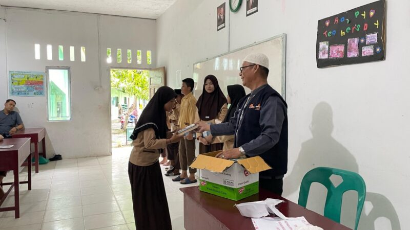 Madrasah Ibtidaiyah (MI) Baitul Izzah Bintan Utara mendapatkan bantuan wakaf Al-Qur’an dari H. Rohimin, yang merupakan Ketua Forum Komunikasi Pengelola TPA/TPQ (FKPQ) se-Kecamatan Bintan Utara. Foto: INIKEPRI.COM