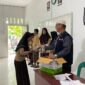 Madrasah Ibtidaiyah (MI) Baitul Izzah Bintan Utara mendapatkan bantuan wakaf Al-Qur’an dari H. Rohimin, yang merupakan Ketua Forum Komunikasi Pengelola TPA/TPQ (FKPQ) se-Kecamatan Bintan Utara. Foto: INIKEPRI.COM