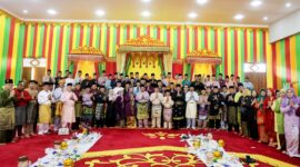 Gubernur Kepulauan Riau H. Ansar Ahmad menghadiri acara Halalbihalal Idulfitri 1446 Hijriah yang diselenggarakan oleh Lembaga Adat Melayu (LAM) Provinsi Kepulauan Riau di Gedung LAM Kepri, Tanjungpinang, Sabtu (19/4/2025). Foto: INIKEPRI.COM/Diskominfo Kepri 