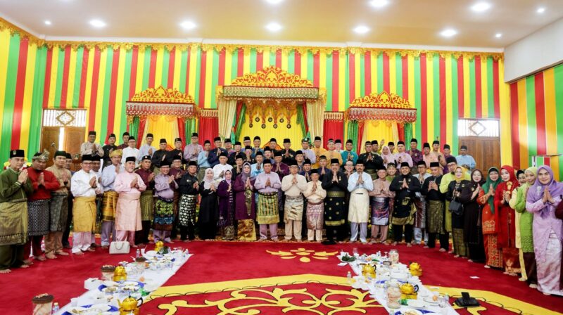 Gubernur Kepulauan Riau H. Ansar Ahmad menghadiri acara Halalbihalal Idulfitri 1446 Hijriah yang diselenggarakan oleh Lembaga Adat Melayu (LAM) Provinsi Kepulauan Riau di Gedung LAM Kepri, Tanjungpinang, Sabtu (19/4/2025). Foto: INIKEPRI.COM/Diskominfo Kepri 