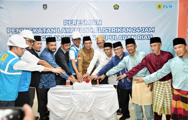 Pemerintah Provinsi Kepulauan Riau menggelar acara Halal Bihalal bersama masyarakat Kabupaten Karimun yang dirangkaikan dengan peresmian peningkatan layanan listrik 24 jam di Pulau Parit, Kecamatan Selat Gelam, Kabupaten Karimun, Senin (14/4). Foto: INIKEPRI.COM/Diskominfo Kepri 
