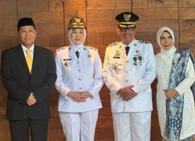 Bupati Natuna Cen Sui Lan dan Wakil Bupati Natuna Jarmin Sidik saat pelantikan beberapa waktu lalu. Foto: Istimewa 