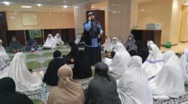 Menjelang prosesi puncak ibadah haji di Arafah, Muzdalifah, dan Mina (Armuzna), jamaah haji asal Kabupaten Karimun, Kepulauan Riau, yang tergabung dalam kelompok terbang (kloter) 1 Embarkasi Batam (BTH 01), mengikuti kegiatan peregangan fisik sebagai bagian dari upaya menjaga kebugaran tubuh. Foto: INIKEPRI.COM