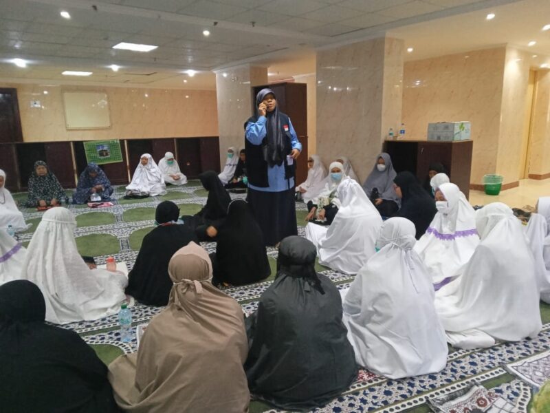 Menjelang prosesi puncak ibadah haji di Arafah, Muzdalifah, dan Mina (Armuzna), jamaah haji asal Kabupaten Karimun, Kepulauan Riau, yang tergabung dalam kelompok terbang (kloter) 1 Embarkasi Batam (BTH 01), mengikuti kegiatan peregangan fisik sebagai bagian dari upaya menjaga kebugaran tubuh. Foto: INIKEPRI.COM