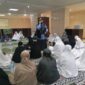 Menjelang prosesi puncak ibadah haji di Arafah, Muzdalifah, dan Mina (Armuzna), jamaah haji asal Kabupaten Karimun, Kepulauan Riau, yang tergabung dalam kelompok terbang (kloter) 1 Embarkasi Batam (BTH 01), mengikuti kegiatan peregangan fisik sebagai bagian dari upaya menjaga kebugaran tubuh. Foto: INIKEPRI.COM