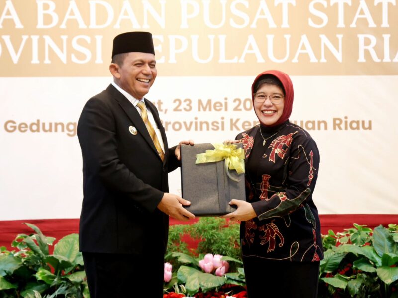 Kepala Badan Pusat Statistik (BPS) Republik Indonesia, Amalia Adininggar Widyasanti Bersama Gubernur Kepulauan Riau, Ansar Ahmad. Foto: INIKEPRI.COM/KepriProv 