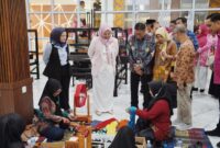 Ketua Dewan Kerajinan Nasional Daerah (Dekranasda) Provinsi Kepulauan Riau, Hj. Dewi Kumalasari Ansar, secara resmi membuka kegiatan Kick Off Program Inkubasi Wastra Tahun 2025 yang diselenggarakan oleh Kantor Perwakilan Bank Indonesia Provinsi Kepulauan Riau. Kegiatan ini berlangsung di Gedung Dekranasda Kepri, Tanjungpinang, pada Selasa (20/5). Foto: INIKEPRI.COM/KepriProv 