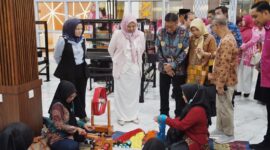 Ketua Dewan Kerajinan Nasional Daerah (Dekranasda) Provinsi Kepulauan Riau, Hj. Dewi Kumalasari Ansar, secara resmi membuka kegiatan Kick Off Program Inkubasi Wastra Tahun 2025 yang diselenggarakan oleh Kantor Perwakilan Bank Indonesia Provinsi Kepulauan Riau. Kegiatan ini berlangsung di Gedung Dekranasda Kepri, Tanjungpinang, pada Selasa (20/5). Foto: INIKEPRI.COM/KepriProv 
