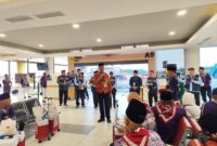 Kelompok terbang (Kloter) 14 Embarkasi Batam (BTH) secara resmi menutup rangkaian pemberangkatan jemaah calon haji (JCH) untuk fase/gelombang pertama pada hari ini, Kamis (15/5/2025). Sebanyak 445 JCH asal Provinsi Jambi telah diberangkatkan melalui Bandara Internasional Hang Nadim, Batam, menuju Tanah Suci. Foto: INIKEPRI.COM