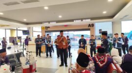 Kelompok terbang (Kloter) 14 Embarkasi Batam (BTH) secara resmi menutup rangkaian pemberangkatan jemaah calon haji (JCH) untuk fase/gelombang pertama pada hari ini, Kamis (15/5/2025). Sebanyak 445 JCH asal Provinsi Jambi telah diberangkatkan melalui Bandara Internasional Hang Nadim, Batam, menuju Tanah Suci. Foto: INIKEPRI.COM
