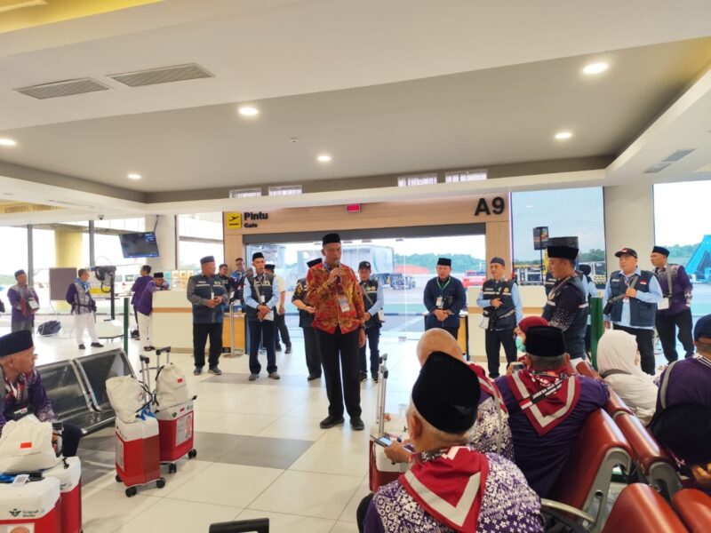 Kelompok terbang (Kloter) 14 Embarkasi Batam (BTH) secara resmi menutup rangkaian pemberangkatan jemaah calon haji (JCH) untuk fase/gelombang pertama pada hari ini, Kamis (15/5/2025). Sebanyak 445 JCH asal Provinsi Jambi telah diberangkatkan melalui Bandara Internasional Hang Nadim, Batam, menuju Tanah Suci. Foto: INIKEPRI.COM