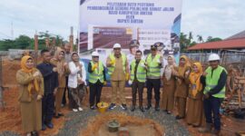 Bupati Bintan Roby Kurniawan melakukan Peletakan Batu Pertama Pembangunan Gedung Poliklinik Rawat Jalan RSUD (Rumah Sakit Umum Daerah) Bintan. Foto: INIKEPRI.COM