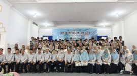 MTs Negeri Lingga menggelar acara pelepasan peserta didik kelas IX Tahun Pelajaran 2024/2025 yang dirangkai dengan perpisahan Kepala Madrasah, Hj. Rita Ningsih, yang akan memasuki masa pensiun pada 1 Juni 2025. Foto: INIKEPRI.COM