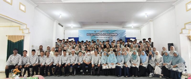 MTs Negeri Lingga menggelar acara pelepasan peserta didik kelas IX Tahun Pelajaran 2024/2025 yang dirangkai dengan perpisahan Kepala Madrasah, Hj. Rita Ningsih, yang akan memasuki masa pensiun pada 1 Juni 2025. Foto: INIKEPRI.COM