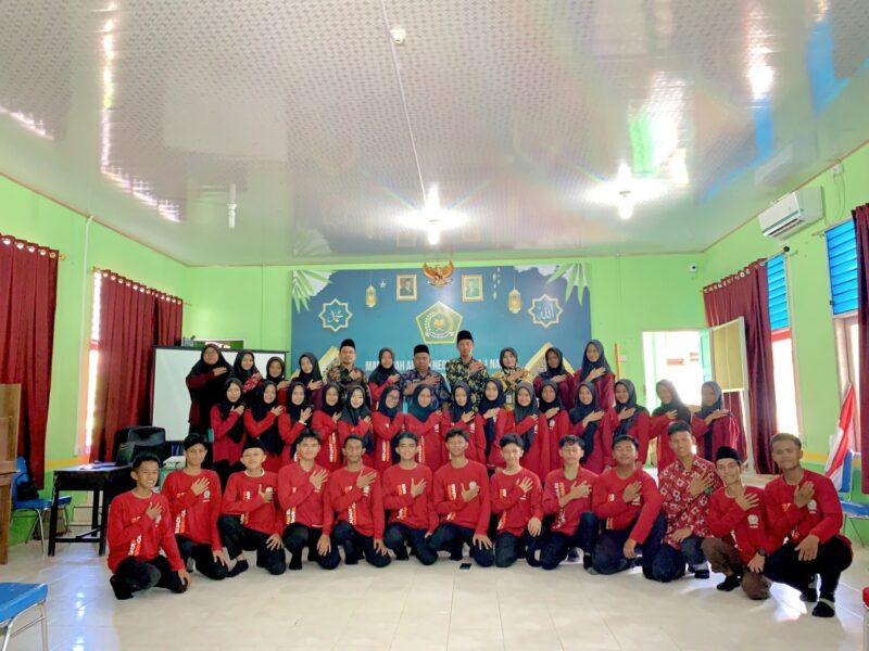 Madrasah Aliyah Negeri 1 Natuna (MAN 1 Natuna) melaksanakan pelantikan dan serah terima jabatan Pengurus Pusat Informasi dan Konseling Remaja (PIK-R) Penerus Bangsa untuk masa bakti 2025–2026. Foto: INIKEPRI.COM