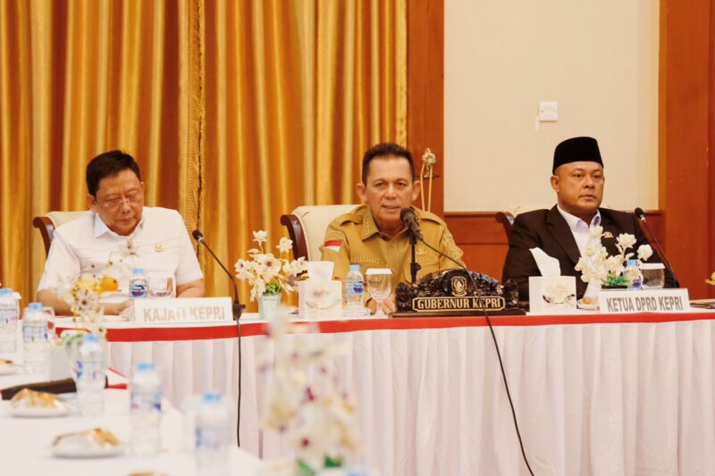 Gubernur Ansar bersama Kepala Kejaksaan Tinggi Kepulauan Riau, Teguh Subroto di Gedung Daerah, Tanjungpinang, Senin (26/5) pagi. Foto: INIKEPRI.COM/KepriProv 