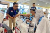  M. Irsan saat berbincang-bincang dengan jemaah calon haji asal Jambi kloter 19, (21/5/2025). Foto: INIKEPRI.COM