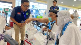  M. Irsan saat berbincang-bincang dengan jemaah calon haji asal Jambi kloter 19, (21/5/2025). Foto: INIKEPRI.COM