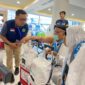  M. Irsan saat berbincang-bincang dengan jemaah calon haji asal Jambi kloter 19, (21/5/2025). Foto: INIKEPRI.COM