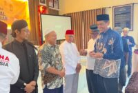 Kepala Kantor Kementerian Agama Kota Tanjungpinang, Erizal, memasang pin kepada salah satu peserta. Foto: INIKEPRI.COM