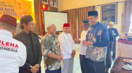 Kepala Kantor Kementerian Agama Kota Tanjungpinang, Erizal, memasang pin kepada salah satu peserta. Foto: INIKEPRI.COM
